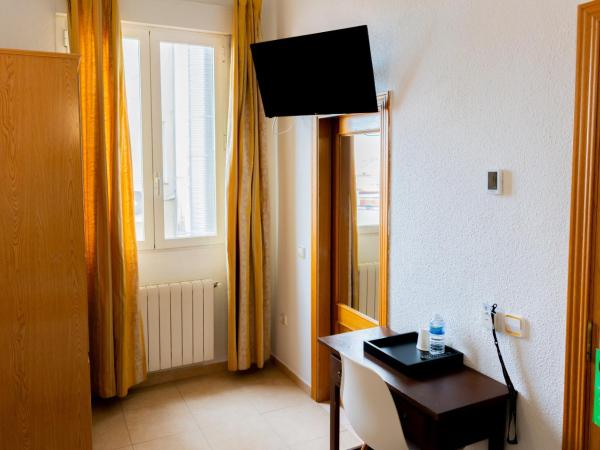 Hostal Josefina-Gran Vía : photo 5 de la chambre chambre simple avec salle de bains privative