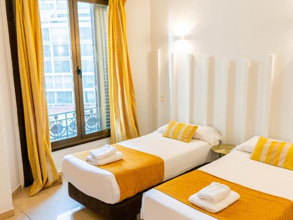 Hostal Josefina-Gran Vía : photo 5 de la chambre chambre lits jumeaux avec salle de bains privative