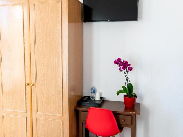 Hostal Josefina-Gran Vía : photo 5 de la chambre chambre double avec salle de bains privative