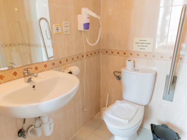 Hostal Josefina-Gran Vía : photo 5 de la chambre chambre lits jumeaux avec salle de bains privative