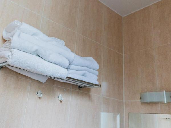 Hostal Josefina-Gran Vía : photo 5 de la chambre chambre quadruple avec salle de bains privative