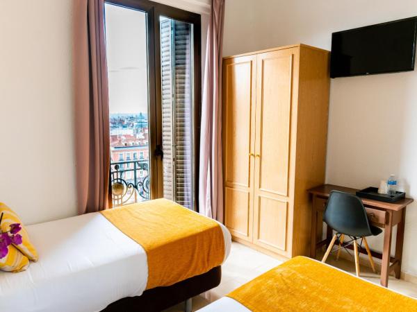 Hostal Josefina-Gran Vía : photo 6 de la chambre chambre lits jumeaux avec salle de bains privative