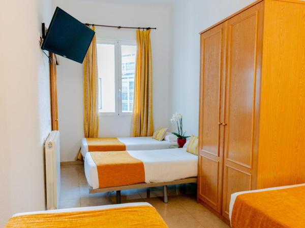 Hostal Josefina-Gran Vía : photo 7 de la chambre chambre quadruple avec salle de bains privative