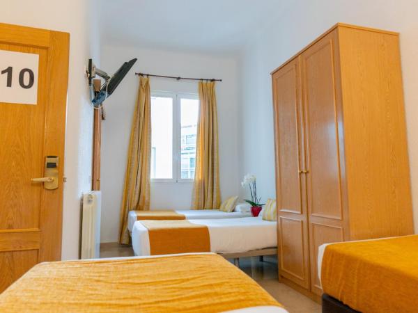 Hostal Josefina-Gran Vía : photo 9 de la chambre chambre quadruple avec salle de bains privative