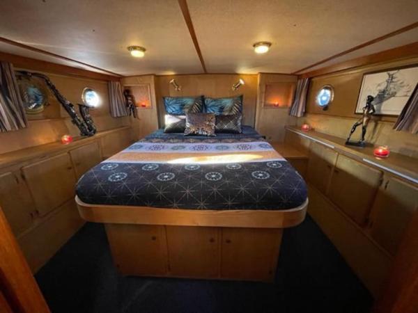 Séjour insolite- Bateau Hôtel- La Rochelle : photo 2 de la chambre mobile home