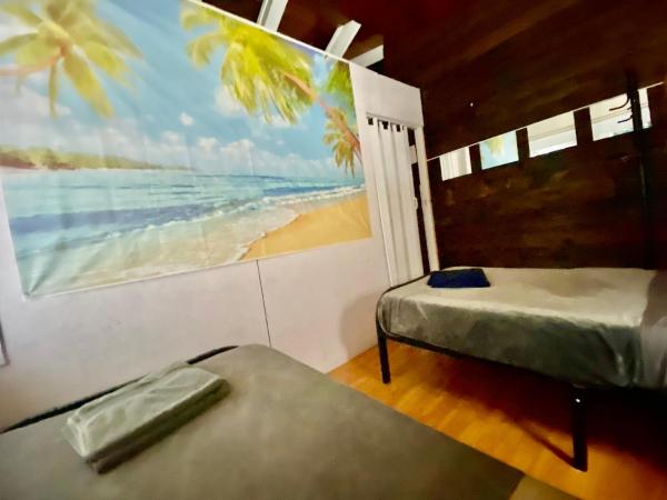 Venice Beach International Traveler Cabins - Surf & Yoga & E-Bike : photo 3 de la chambre petite chambre lits jumeaux