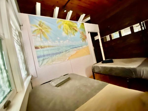 Venice Beach International Traveler Cabins - Surf & Yoga & E-Bike : photo 4 de la chambre petite chambre lits jumeaux