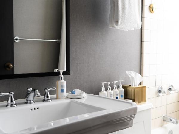 Roomza Inner Harbor at Lord Baltimore : photo 9 de la chambre chambre avec 2 grands lits queen-size