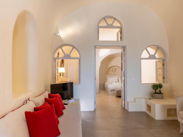 Oia Mare Villas : photo 6 de la chambre suite troglodyte avec jacuzzi extérieur