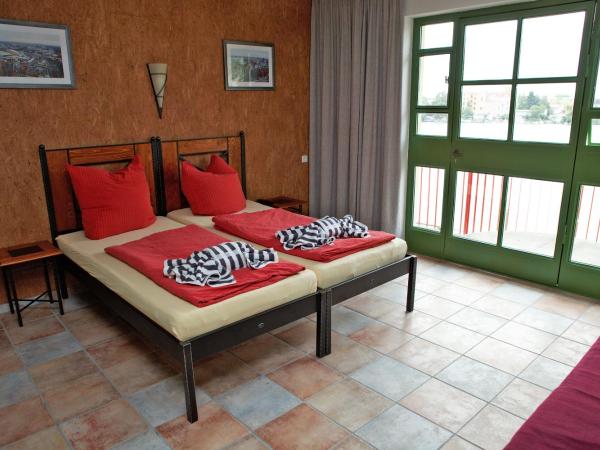 Seminar- und Gästehaus Flussbad Gartenstrasse : photo 2 de la chambre chambre lits jumeaux