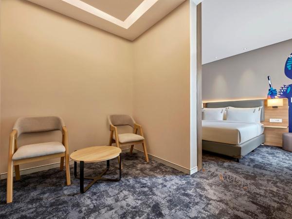 Holiday Inn Express Bengaluru Bommasandra, an IHG Hotel : photo 9 de la chambre suite lit queen-size avec canapé-lit