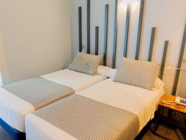 Hostal Carmen-Gran Vía : photo 3 de la chambre chambre lits jumeaux avec salle de bains privative