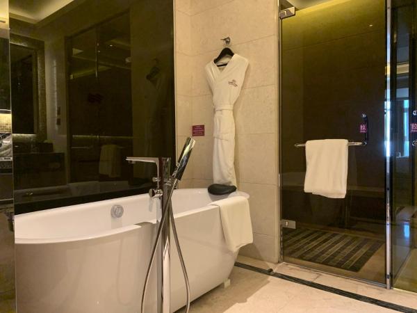 Crowne Plaza Tianjin Jinnan, an IHG Hotel : photo 3 de la chambre 1 king standard lounge access sm