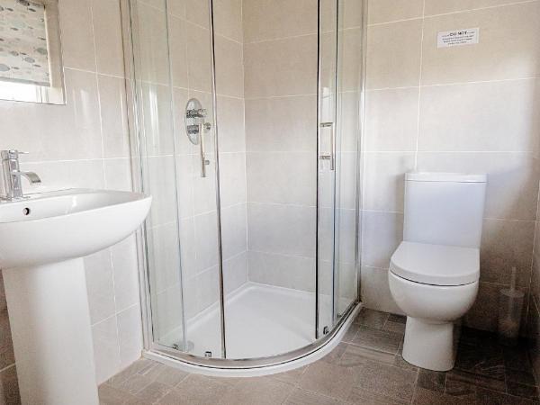 Killarney View House B&B : photo 9 de la chambre chambre triple avec salle de bains privative