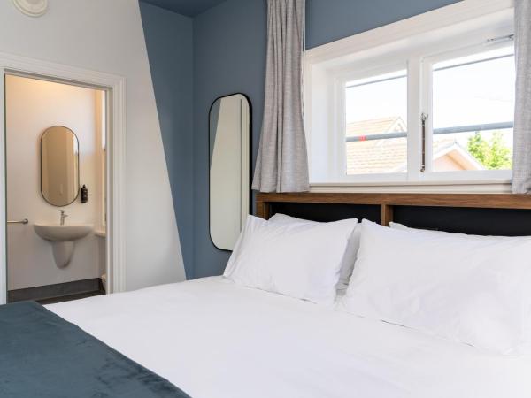 Haka House Christchurch : photo 3 de la chambre chambre lit king-size avec salle de bains privative