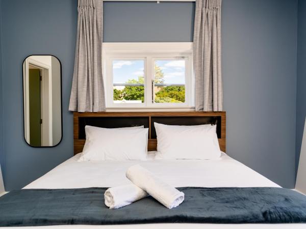 Haka House Christchurch : photo 2 de la chambre chambre lit king-size avec salle de bains privative