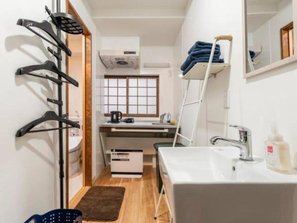 Hostel Ayame : photo 5 de la chambre chambre lits jumeaux avec lit d’appoint - 301