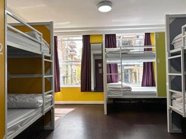 Safestay Edinburgh Cowgate : photo 2 de la chambre bed in 4-bed female dorm shared bathroom courtyard view