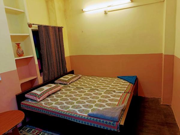 Durag Niwas Guest House : photo 2 de la chambre chambre double ou lits jumeaux avec douche