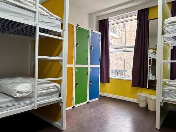 Safestay Edinburgh Cowgate : photo 7 de la chambre bed in 4-bed female dorm shared bathroom courtyard view
