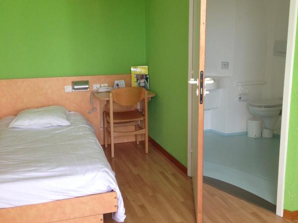 The Originals Access, Hôtel Saint-Flour (P'tit Dej-Hotel) : photo 8 de la chambre chambre lits jumeaux pour personnes à mobilité réduite