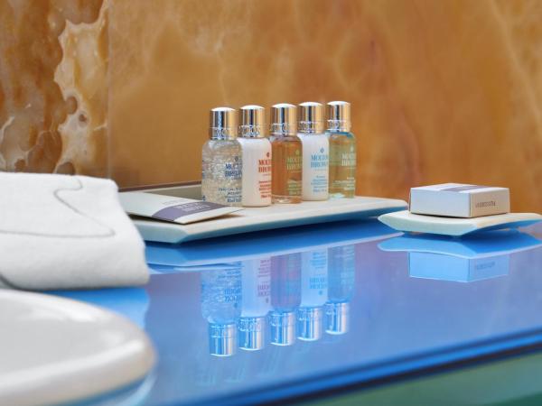 Aria Hotel Budapest by Library Hotel Collection : photo 3 de la chambre grande chambre de luxe avec lits doubles