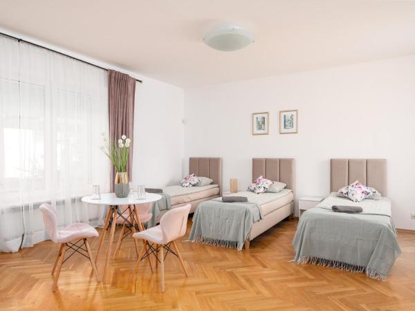Willa Zacisze - Pokoje Gościnne : photo 2 de la chambre chambre quadruple avec balcon