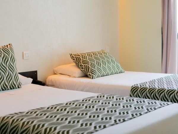 Hostal Charlotte-Gran Vía : photo 2 de la chambre chambre lits jumeaux avec salle de bains privative