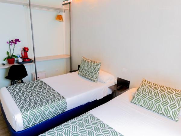 Hostal Charlotte-Gran Vía : photo 3 de la chambre chambre lits jumeaux avec salle de bains privative