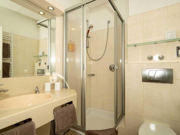 Hotel Rosengarten : photo 3 de la chambre chambre double avec salle de bains privative