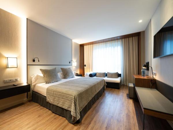 Catalonia Barcelona Plaza : photo 1 de la chambre chambre triple premium (3 adultes)