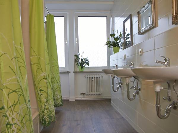 PM-Rooms : photo 5 de la chambre chambre simple avec salle de bains commune