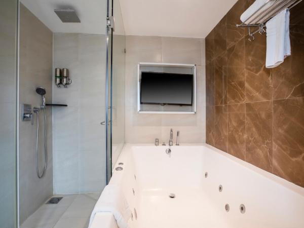 Ramee Techome : photo 3 de la chambre club room with jacuzzi