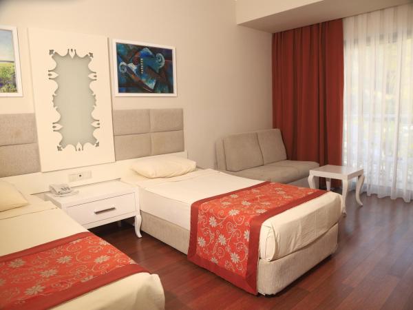 MIRAMOR HOTEL & Spa - ULTRA ALL INCLUSIVE : photo 8 de la chambre chambre triple avec balcon