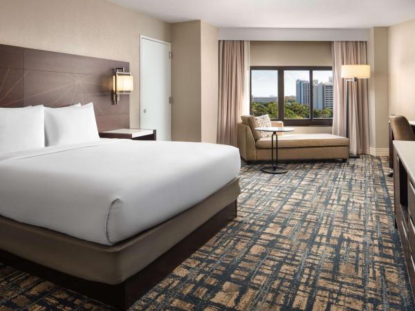 Hilton Orlando Lake Buena Vista - Disney Springs™ Area : photo 3 de la chambre suite lit king-size avec canapé-lit