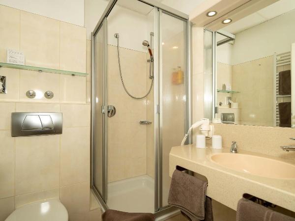 Hotel Rosengarten : photo 4 de la chambre chambre double avec salle de bains privative
