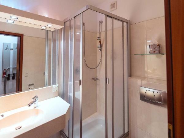 Hotel Rosengarten : photo 4 de la chambre chambre simple avec salle de bains 