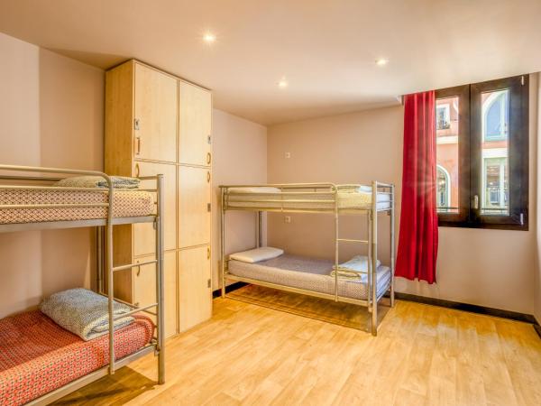 Villa Saint Exupery Beach Hostel : photo 5 de la chambre lit simple dans dortoir pour femmes de 4 lits