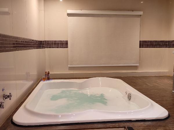 Swing Motel 1 : photo 9 de la chambre suite deluxe avec baignoire spa