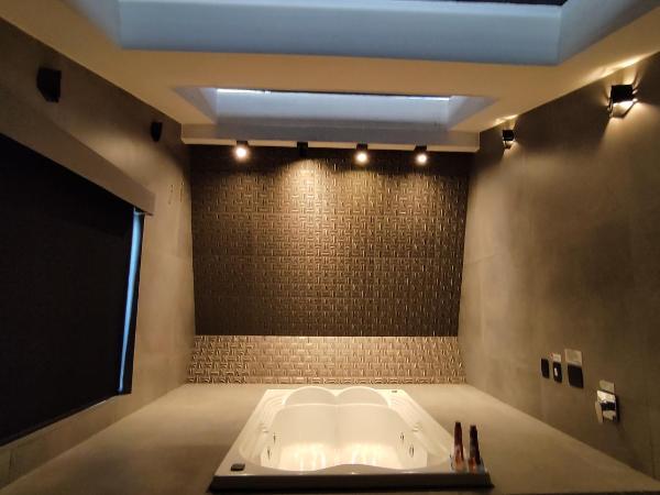 Swing Motel 1 : photo 6 de la chambre suite lit queen-size avec baignoire spa