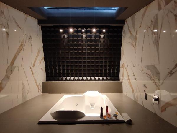 Swing Motel 1 : photo 5 de la chambre suite lit queen-size avec baignoire spa