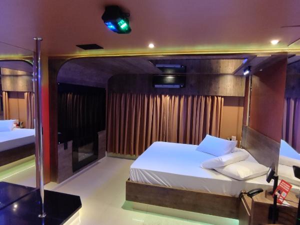 Swing Motel 1 : photo 2 de la chambre suite lit queen-size avec baignoire spa