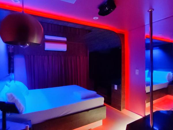 Swing Motel 1 : photo 8 de la chambre suite lit queen-size avec baignoire spa