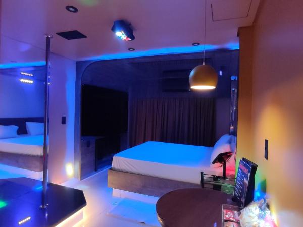 Swing Motel 1 : photo 6 de la chambre suite lit queen-size avec baignoire spa