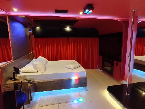 Swing Motel 1 : photo 5 de la chambre suite lit queen-size avec baignoire spa