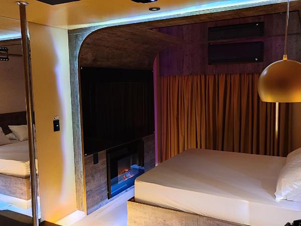 Swing Motel 1 : photo 7 de la chambre suite lit queen-size avec baignoire spa