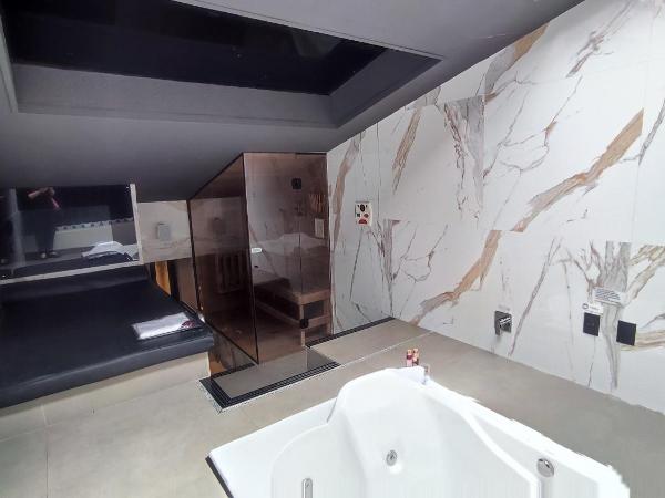 Swing Motel 1 : photo 7 de la chambre suite lit queen-size avec baignoire spa