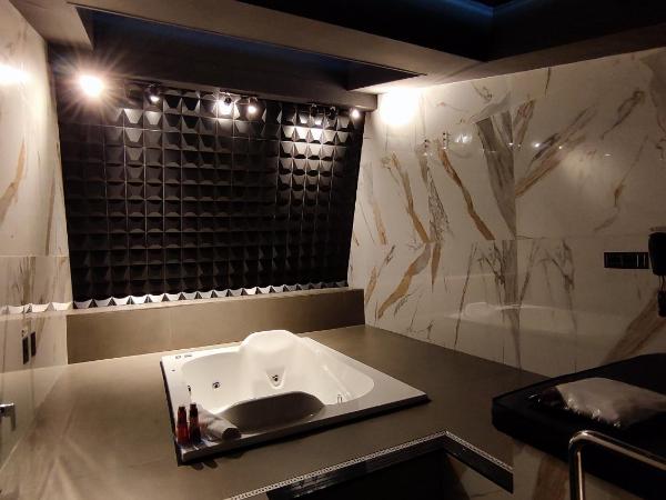 Swing Motel 1 : photo 6 de la chambre suite lit queen-size avec baignoire spa