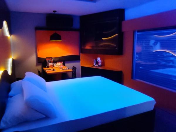 Swing Motel 1 : photo 2 de la chambre suite lit queen-size avec baignoire spa