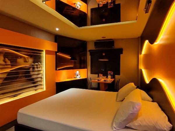 Swing Motel 1 : photo 4 de la chambre suite lit queen-size avec baignoire spa